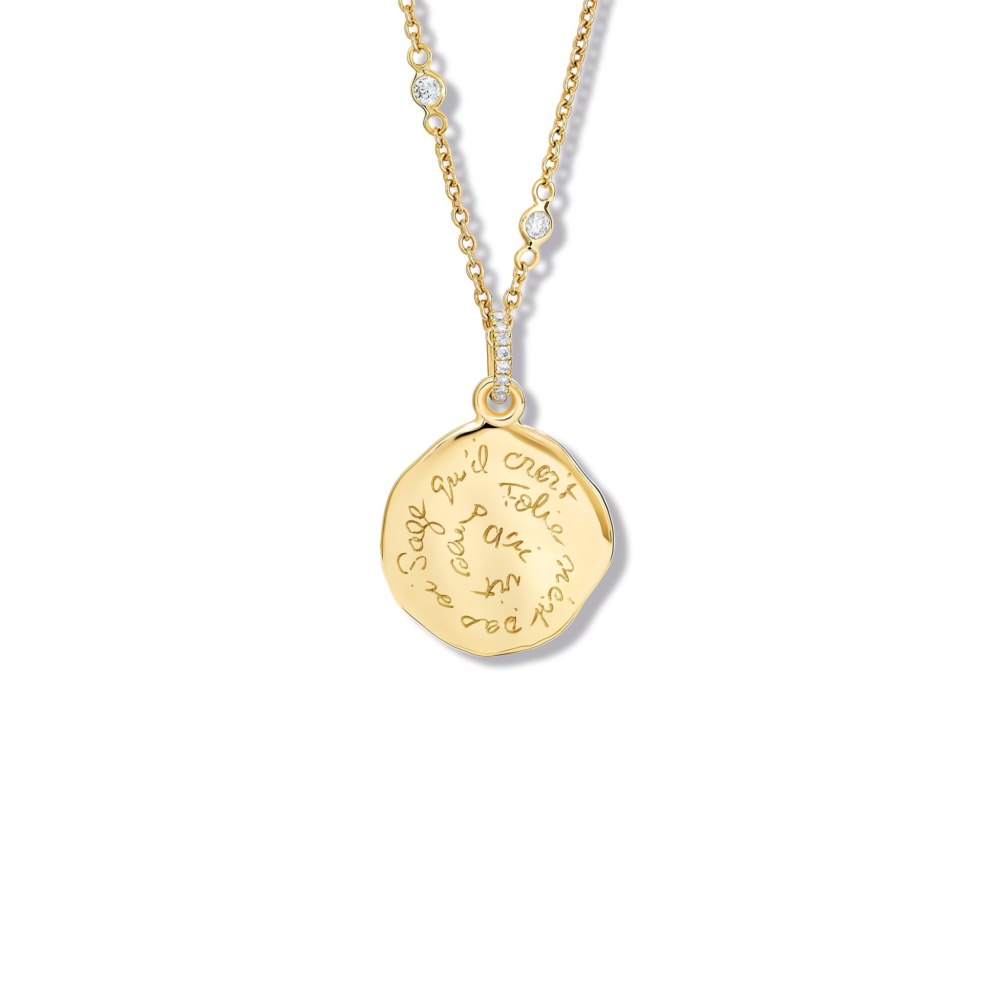 Qui Vit Sans Folie Quote Pendant Yellow Gold - Diamond Pavé