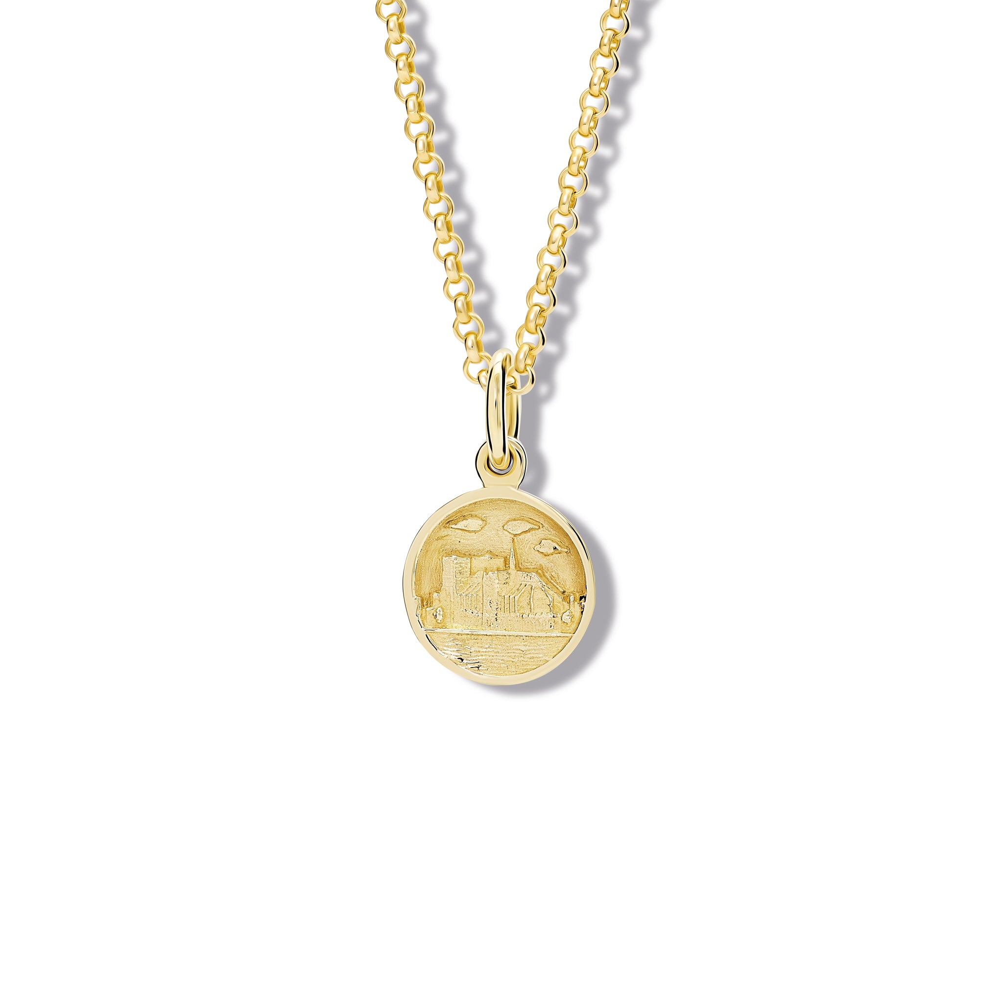 Handcrafted yellow gold necklace pendant 'en relief' with the Notre Dame in Paris, France.