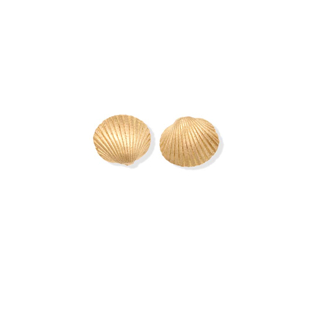 Handcrafted yellow gold stud earrings featuring a scallop shell shape.
