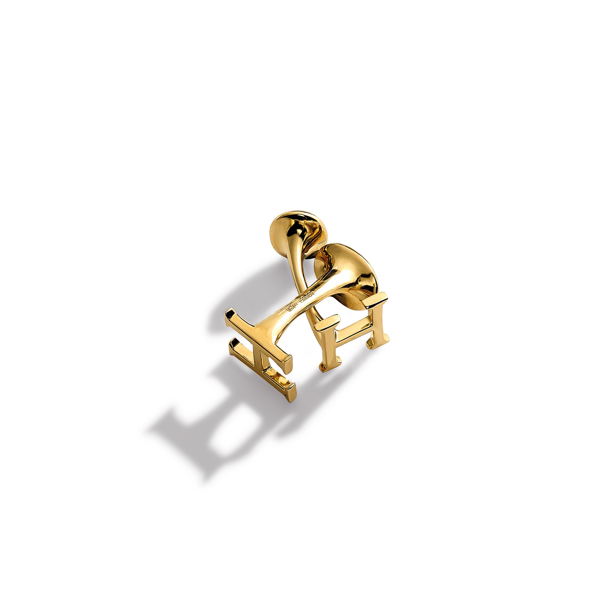 Handcrafted single ended cufflinks in yellow gold featuring a gold initial.